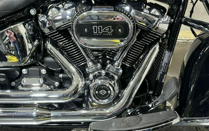 Harley-Davidson® Heritage Classic 2023 BLACK W/ PINSTRIPE