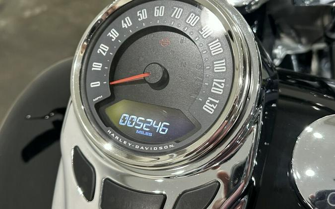 Harley-Davidson® Heritage Classic 2023 BLACK W/ PINSTRIPE