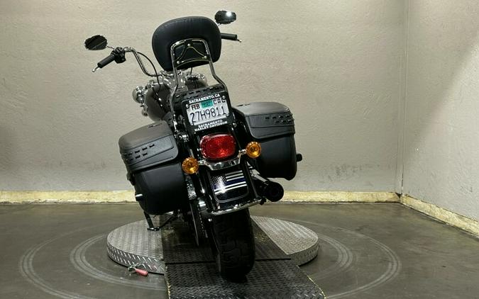 Harley-Davidson® Heritage Classic 2023 BLACK W/ PINSTRIPE