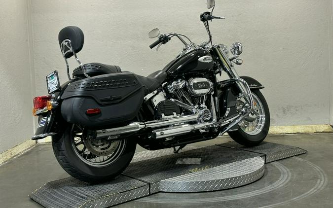 Harley-Davidson® Heritage Classic 2023 BLACK W/ PINSTRIPE
