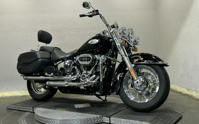 Harley-Davidson® Heritage Classic 2023 BLACK W/ PINSTRIPE