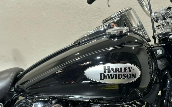 Harley-Davidson® Heritage Classic 2023 BLACK W/ PINSTRIPE