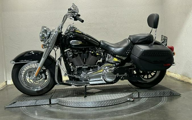 Harley-Davidson® Heritage Classic 2023 BLACK W/ PINSTRIPE