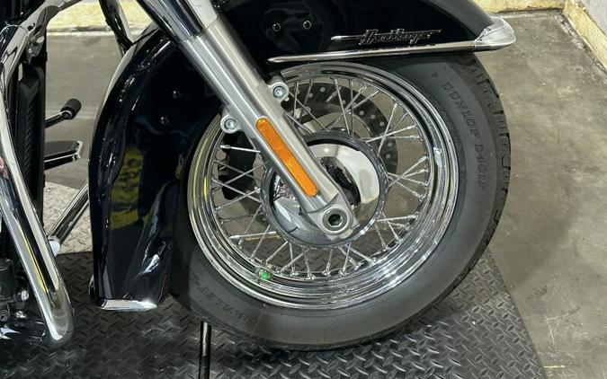 Harley-Davidson® Heritage Classic 2023 BLACK W/ PINSTRIPE