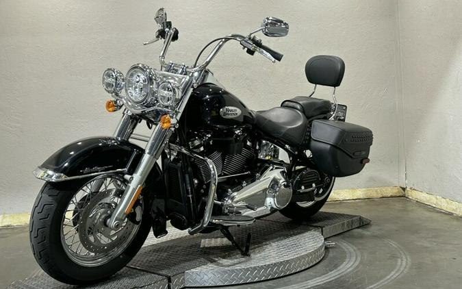 Harley-Davidson® Heritage Classic 2023 BLACK W/ PINSTRIPE