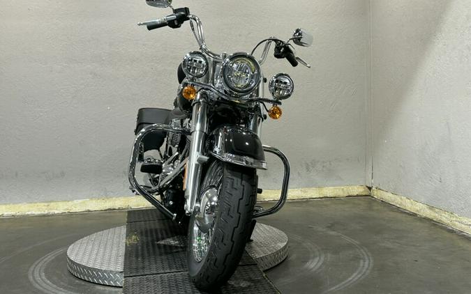Harley-Davidson® Heritage Classic 2023 BLACK W/ PINSTRIPE