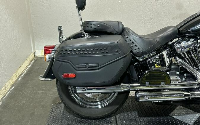 Harley-Davidson® Heritage Classic 2023 BLACK W/ PINSTRIPE