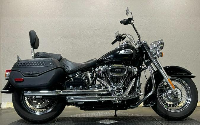 Harley-Davidson® Heritage Classic 2023 BLACK W/ PINSTRIPE