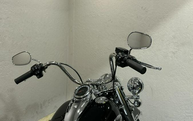 Harley-Davidson® Heritage Classic 2023 BLACK W/ PINSTRIPE