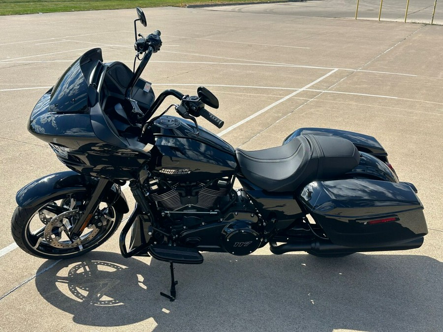 2024 Harley-Davidson Road Glide™ Vivid Black - Black Finish