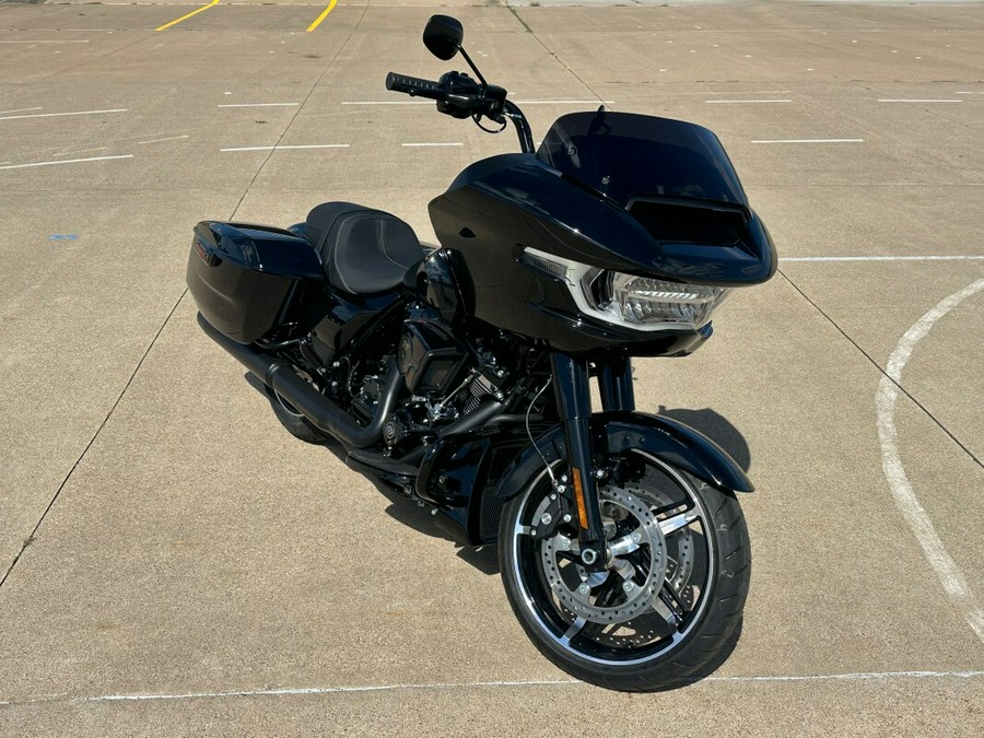 2024 Harley-Davidson Road Glide™ Vivid Black - Black Finish