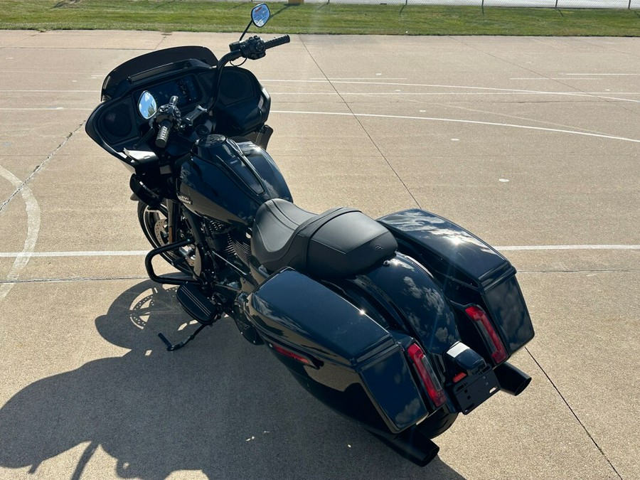 2024 Harley-Davidson Road Glide™ Vivid Black - Black Finish