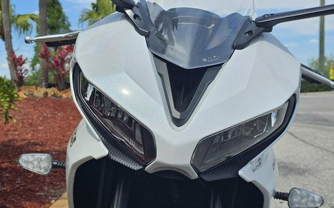 2025 Triumph Daytona 660 Snowdonia White/Sapphire Black 660