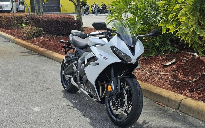 2025 Triumph Daytona 660 Snowdonia White/Sapphire Black 660