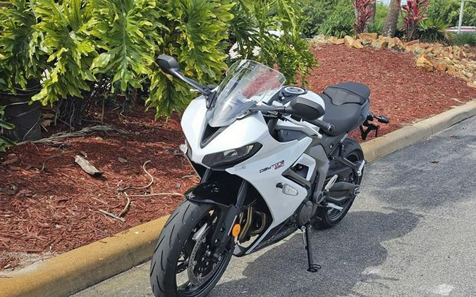 2025 Triumph Daytona 660 Snowdonia White/Sapphire Black 660