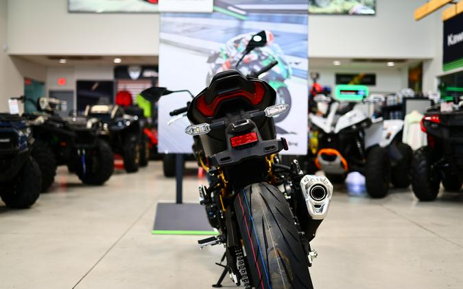 2026 Kawasaki Z900 ABS Metallic Matte Graphenesteel GrayMetallic Flat Spark Black