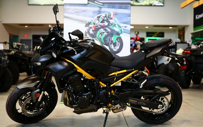 2026 Kawasaki Z900 ABS Metallic Matte Graphenesteel GrayMetallic Flat Spark Black