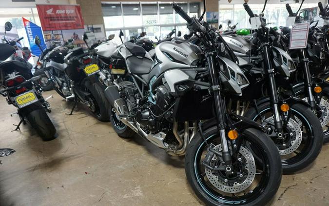 2025 Kawasaki Z900 ABS Galaxy Silver/Metallic Spark Black