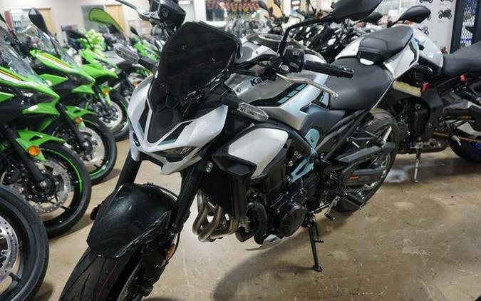 2025 Kawasaki Z900 ABS Galaxy Silver/Metallic Spark Black