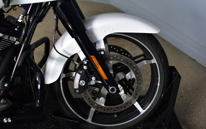 2025 Harley-Davidson Road Glide White Onyx Pearl - Black Finish