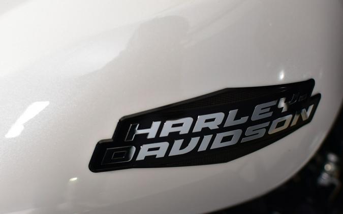 2025 Harley-Davidson Road Glide White Onyx Pearl - Black Finish