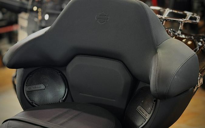 2026 Harley-Davidson® Road Glide Limited Vivid Black Chrome Trim