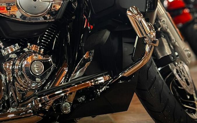 2026 Harley-Davidson® Road Glide Limited Vivid Black Chrome Trim