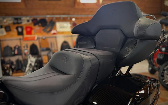 2026 Harley-Davidson® Road Glide Limited Vivid Black Chrome Trim