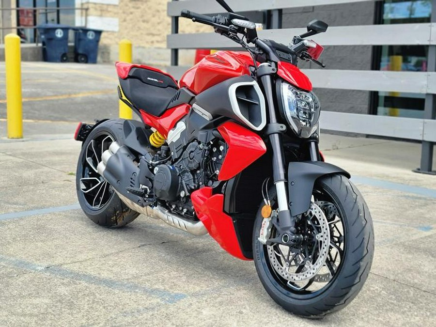 2023 Ducati Diavel V4 Ducati Red