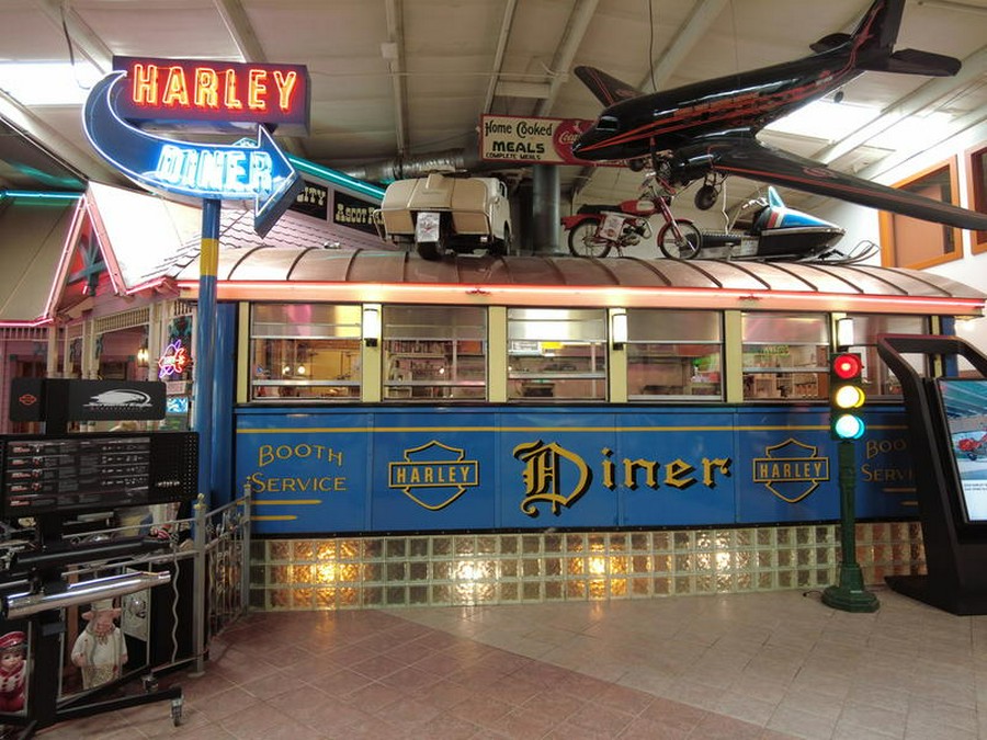 2025 Harley-Davidson® FLHC - Heritage Classic