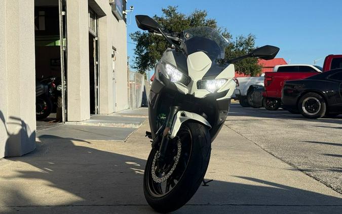 2023 Kawasaki Ninja 650 Pearl Robotic White/Metallic Matte Gray Metallic Matte Graphenesteel GrayEbony