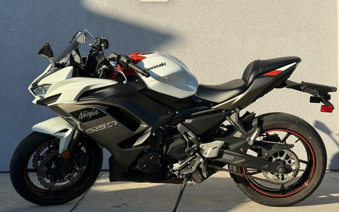 2023 Kawasaki Ninja 650 Pearl Robotic White/Metallic Matte Gray Metallic Matte Graphenesteel GrayEbony