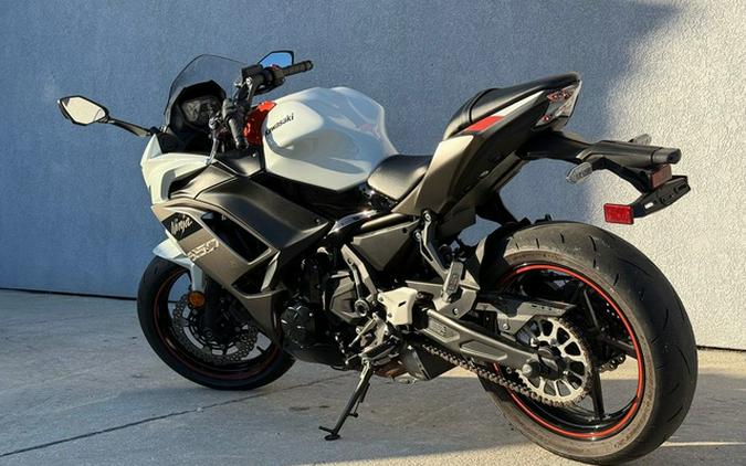 2023 Kawasaki Ninja 650 Pearl Robotic White/Metallic Matte Gray Metallic Matte Graphenesteel GrayEbony