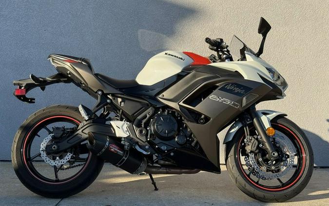 2023 Kawasaki Ninja 650 Pearl Robotic White/Metallic Matte Gray Metallic Matte Graphenesteel GrayEbony