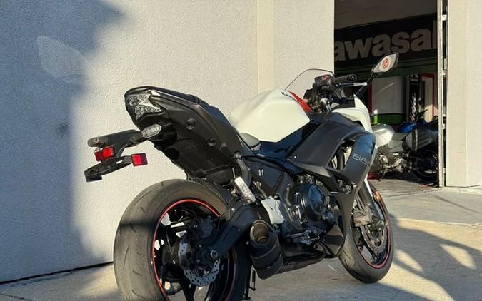 2023 Kawasaki Ninja 650 Pearl Robotic White/Metallic Matte Gray Metallic Matte Graphenesteel GrayEbony