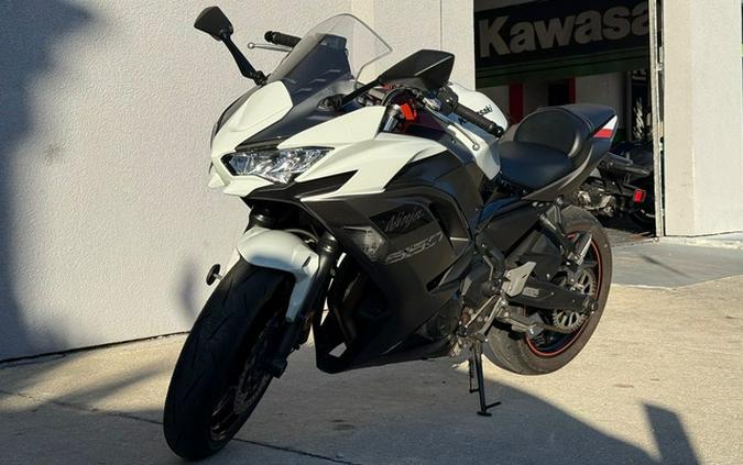 2023 Kawasaki Ninja 650 Pearl Robotic White/Metallic Matte Gray Metallic Matte Graphenesteel GrayEbony