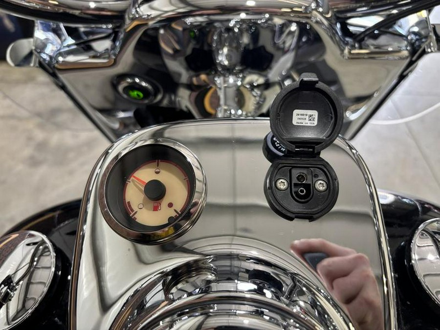 2024 Indian Motorcycle® Springfield® Black Metallic/Titanium Metallic