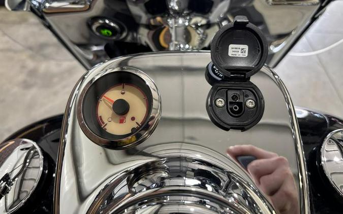 2024 Indian Motorcycle® Springfield® Black Metallic/Titanium Metallic