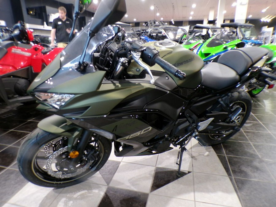 2024 Kawasaki Ninja® 650 ABS Metallic Covert Green/Metallic Spark Black