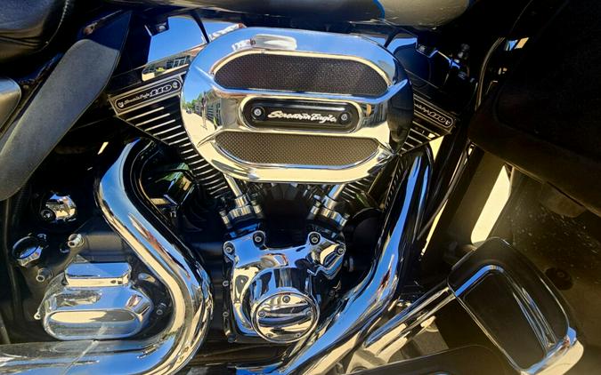 2016 Harley-Davidson® CVO™ Road Glide® Ultra Stardust Silver/Palladium Silver