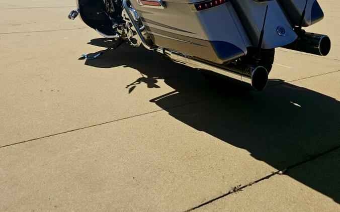 2016 Harley-Davidson® CVO™ Road Glide® Ultra Stardust Silver/Palladium Silver
