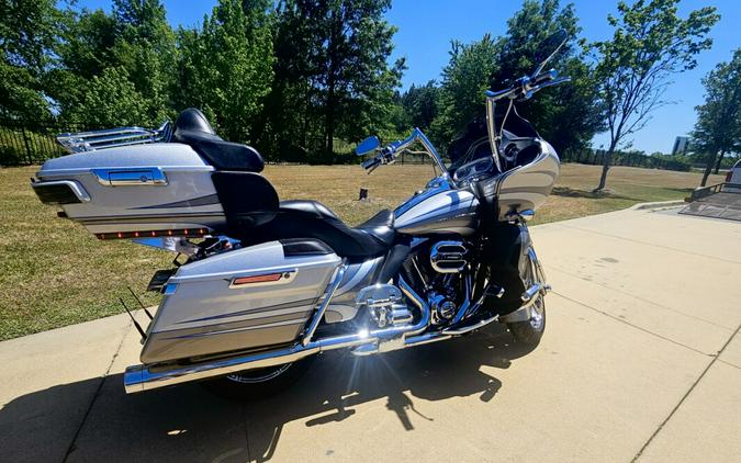 2016 Harley-Davidson® CVO™ Road Glide® Ultra Stardust Silver/Palladium Silver