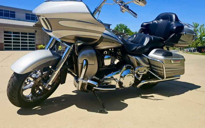 2016 Harley-Davidson® CVO™ Road Glide® Ultra Stardust Silver/Palladium Silver