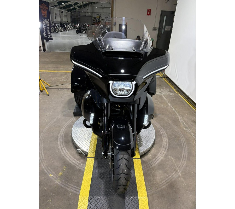 2026 Harley-Davidson® Street Glide 3 Limited Vivid Black Black Trim