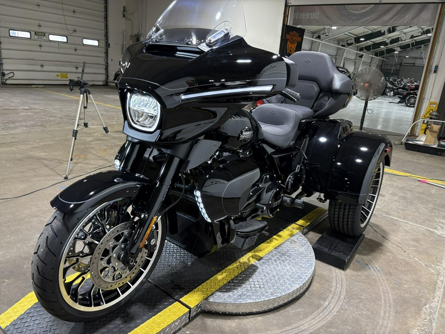 2026 Harley-Davidson® Street Glide 3 Limited Vivid Black Black Trim