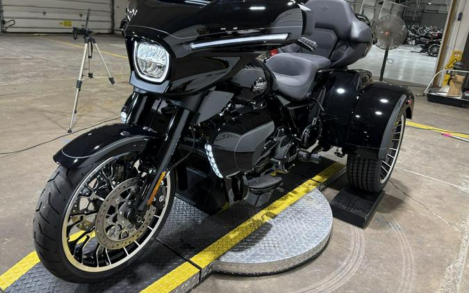 2026 Harley-Davidson® Street Glide 3 Limited Vivid Black Black Trim