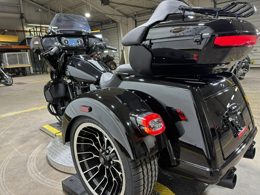 2026 Harley-Davidson® Street Glide 3 Limited Vivid Black Black Trim