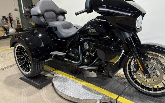 2026 Harley-Davidson® Street Glide 3 Limited Vivid Black Black Trim