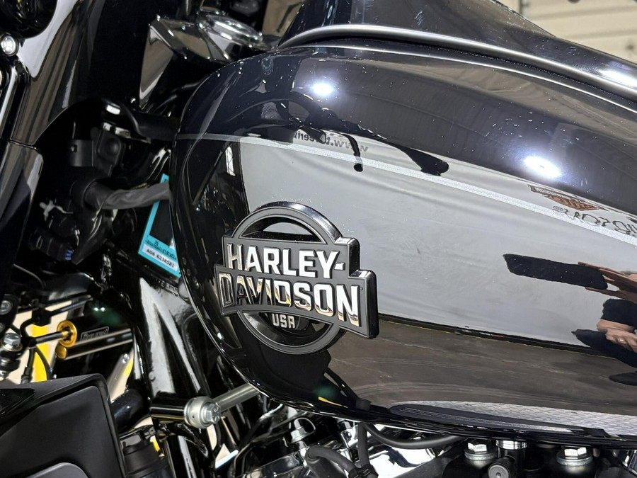 2026 Harley-Davidson® Street Glide 3 Limited Vivid Black Black Trim