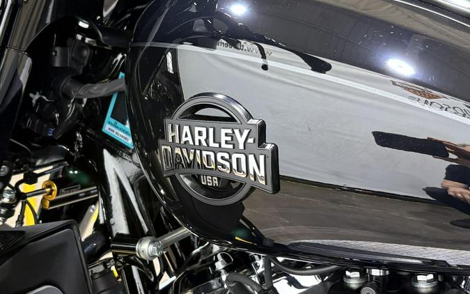 2026 Harley-Davidson® Street Glide 3 Limited Vivid Black Black Trim